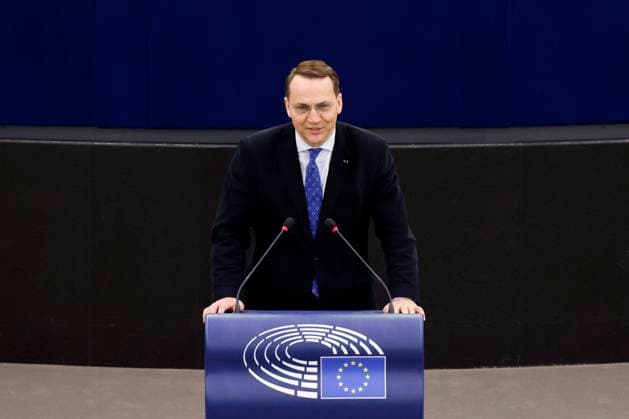 Radoslaw Sikorski im Plenarsaal des Europäischen Parlaments. Straßburg, 08.03.2022 *** Radoslaw Sikorski in the plenary hall of the European Parliament Strasbourg, 08 03 2022 Foto:xC.xHardtx xFuturexImage
