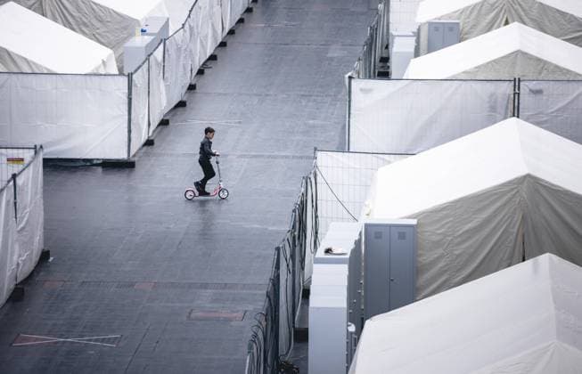 Ein kleiner Junge faehrt auf einem Roller durch die Notunterbringung der Landeshauptstadt Hannover fuer Gefluechtete aus der Ukraine. Hannover, 20.03.2022. Hannover Germany *** A little boy rides a scooter through the emergency accommodation of the state capital Hannover for refugees from Ukraine Hannover, 20 03 2022 Hannover Germany Copyright: xXanderxHeinlx