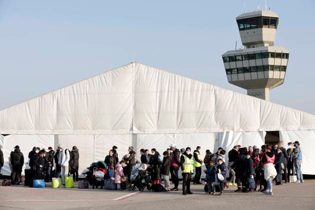 Bilder des Jahres 2022, News 03 März News Themen der Woche KW11 News Bilder des Tages Auf dem Flughafengelaende Tegel wird das Ukraine-Ankunftszentrum TXL fuer Kriegsfluechtlinge aus der Ukraine eroeffnet. Die Fluechtlinge werden dort medizinisch versorgt, verpflegt, registriert und nach dem Koenigsteiner Schluessel auf andere Bundeslaender verteilt. DEU, Berlin, 20.03.2022 *** The Ukraine Arrival Center TXL for war refugees from Ukraine is opened on the Tegel airport site The refugees are provided with medical care, food, registered and distributed to other German states according to the Koenigsteiner Schluessel DEU, Berlin, 20 03 2022