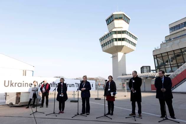 Auf dem Flughafengelaende Tegel wird das Ukraine-Ankunftszentrum TXL fuer Kriegsfluechtlinge aus der Ukraine eroeffnet. Die Fluechtlinge werden dort medizinisch versorgt, verpflegt, registriert und nach dem Koenigsteiner Schluessel auf andere Bundeslaender verteilt. PK von Gudrun Sturm, DRK, Franziska Giffey, Regierende Buergermeisterin von Berlin, SPD, Katja Kipping, Senatorin fuer Integration, Arbeit und Soziales, Die Linke, Alexander Strassmeir, Praesident des Landesamtes fuer Fluechtlingsangelegenheiten (LAF), und Martin Ecknig, Vorsitzender der Geschaeftsfuehrung Messe Berlin, DEU, Berlin, 20.03.2022 *** The Ukraine Arrival Center TXL for war refugees from Ukraine is opened on the Tegel airport grounds The refugees will be given medic