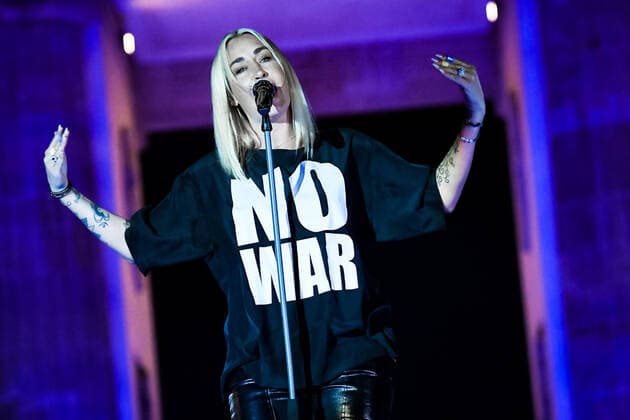 20 03 2022, xlakx, Entertainment Demo, Sound of Peace peace rally for Ukraine emspor, v l Sarah Connor with a TShirt No War Berlin