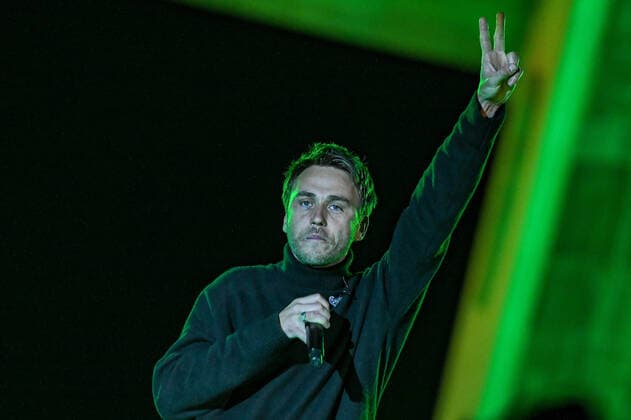 20 03 2022, xlakx, entertainment demo, sound of peace peace rally for Ukraine emspor, v l Clueso buergerl Thomas Huebner live on stage shows the peace sign Berlin with his left hand