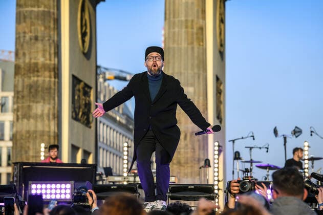20 03 2022, xlakx, entertainment demo, Sound of Peace peace rally for Ukraine emspor, v l Mark Forster live on stage Berlin