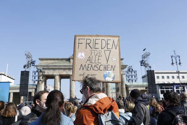 Germany: Peace Concert at the Brandenburg Gate Many well-known artists are taking a stand against Russia s attack on Ukraine. According to a police spokesman, around 15,000 people are at the Sound of Peace solidarity rally at the Brandenburg Gate. Berlin Berlin Mitte Germany Copyright: SimonexKuhlmey
