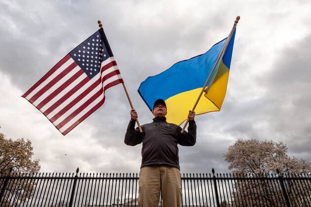 News Themen der Woche KW11 News Bilder des Tages Supporters of Ukraine rally at the White House Yuri Deychakiwsky flies American and Ukrainian flags in front of the White House during a rally against the war. Protesters demanded more assistance, specifically, a no-fly zone and removal of all Russian banks from SWIFT. United Help Ukraine, a U.S.-based assistance and advocacy organization, hosted the event. Washington DC United States  Copyright: xAllisonxBaileyx originalFilename: bailey-supporte220320_npDas.jpg