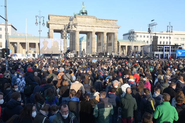 Sound of Peace Overview of the event with many people at the ãSOUND OF PEACE The big peace event in front of the Brandenburg Gate on 20 03 2022 Photopress Mueller