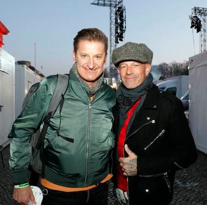 Hartmut Engler, Pascal KRavetz Singer of Udo Lindenberg Band at Sound of Peace Peace Demonstration at Brandenburg Gate Berlin Editorial Laurent, Berlin 20 03 22