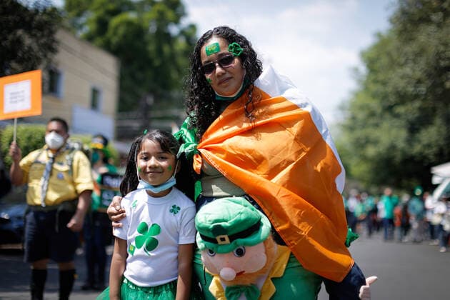 March 20, 2022, Mexico, Mexico: A woman poses with her daughter during the festival. St. Patrick s Day is a cultural and religious Irish national holiday, which is annually celebrated on March 17, the day of the death of the patron saint of Ireland, St. Patrick. Mexico Mexico - ZUMAs197 20220320_zaa_s197_300 Copyright: xGuillermoxDiazx