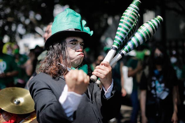 March 20, 2022, Mexico, Mexico: A man dressed as a clown poses for a photo during the festival. St. Patrick s Day is a cultural and religious Irish national holiday, which is annually celebrated on March 17, the day of the death of the patron saint of Ireland, St. Patrick. Mexico Mexico - ZUMAs197 20220320_zaa_s197_303 Copyright: xGuillermoxDiazx