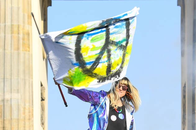 20 03 2022,Politics Demo, Sound of Peace peace rally for Ukraine, v l Mia with Peace flag on stage Berlin Daniel Lakomski