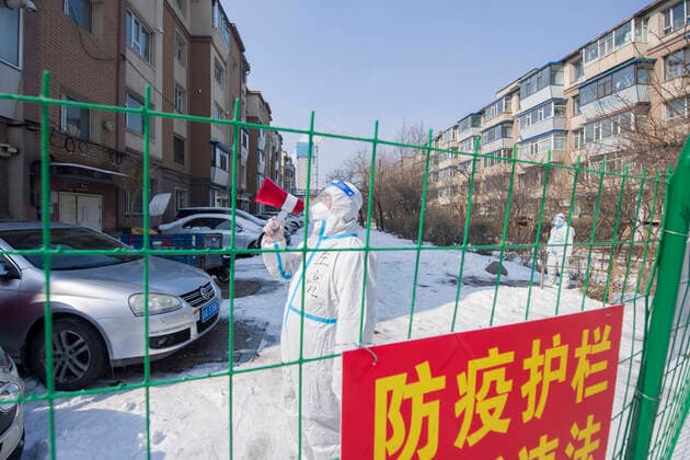 News Themen der Woche KW12 News Bilder des Tages (220321) -- CHANGCHUN, March 21, 2022 -- A volunteer uses a loudspeaker to remind residents to take nucleic acid test in Changchun, northeast China s Jilin Province, March 21, 2022. Changchun rolled out a new round of mass nucleic acid test on Sunday as a measure to combat the latest COVID-19 resurgence. (Photo by Xinhua) CHINA-JILIN-CHANGCHUN-COVID-19-TEST(CN) ZhangxYang 
