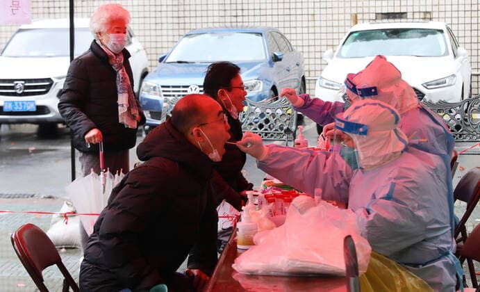 (220321) -- SHANGHAI, March 21, 2022 -- Medical workers take swab samples from residents for nucleic acid test at a residential area in east China s Shanghai, March 21, 2022. ) CHINA-SHANGHAI-COVID-19-TEST(CN) FangxZhe 