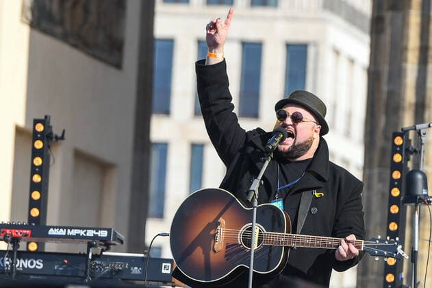 20 03 2022, xlakx, Entertainment Demo, Sound of Peace peace rally for Ukraine emspor, v l Alex Diehl at the rally and peace concert Sound Of Peace against the war in Ukraine at Brandenburg Gate Berlin.