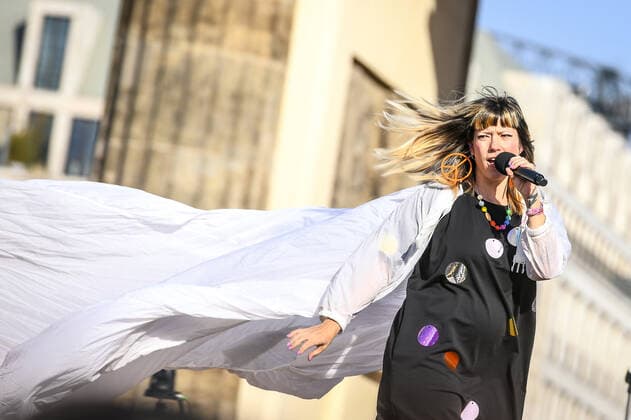 20 03 2022, xlakx, entertainment demo, Sound of Peace peace rally for Ukraine emspor, v l band Mia Maria Mumme at the rally and peace concert Sound Of Peace against the war in Ukraine at Brandenburg Gate Berlin.