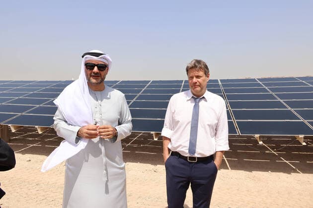 Bilder des Jahres 2022, News 03 März News Themen der Woche KW12 News Bilder des Tages Habeck und Gruener Wasserstoff mit Solar 21.03.2022, VAE, Abu Dhabi, Solaranlage und Stadtprojekt Zukunftsstadt der staatlichen Masdar Comany mit Besuch des Vizekanzlers Robert Habeck, Fuerhung durch Projektvorstand Mohammed Abdel Kaser bin Seid und Projektmanagerin Dr. Fayd (c) Frank Ossenbrink mobil 00491724006 Ali Almersh, gebuertig aus Muenchen.505 , Abu Dahbi VAE Vereinigte Arabische Emirate *** Habeck and Green Hydrogen with Solar 21 03 2022, UAE, Abu Dhabi, solar plant and city project Future City of the state Masdar Com
