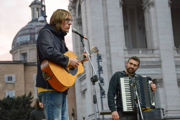 Giovanni Del Grillo, artist during Together for Peace , anti war demonstration in Piazza San Govanni, News in Rome, Italy, March 20 2022  Copyright: xGloriaxImbrognox xipa-agency.netx xx 0