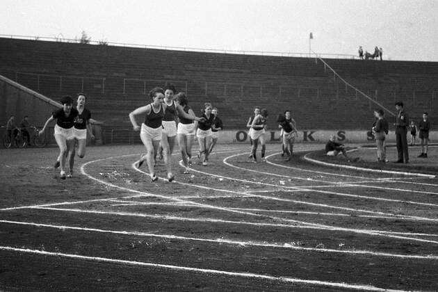 21.07.1988, Magdeburg, Bezirk Magdeburg, DDR - Frauen beim Staffellauf in einem Sportstadion. (Alltag, Amateure, Amateursport, Anstrengung, Athleten, Athletik, Ausdauer, aussen, Aussenaufnahme, bewegen, Bewegung, Bezirk Magdeburg, Dauerlauf, DDR, deutsch, Deutsche Demokratische Republik, Deutschland, Europa, europaeisch, Fitness, Frauen, Freizeit, Freizeitathleten, Freizeitsport, GDR, Gesellschaft, Historie, historisch, Hobby, Jahreszeit, Kaukasier, kaukasisch, Laeufer, Lauf, laufen, Leichtathletik, Leistungssport, Leistungssportler, Magdeburg, Menschen, Personen, pmscartandhistory, QF, Querformat, Rennen, s w, schwarz-weiss, Schwarzweiss, Sommer, Sportart, Sportler, sportlich, Sportstadion, Sportveranstaltung, Stabuebergabe, Stadion, Staff