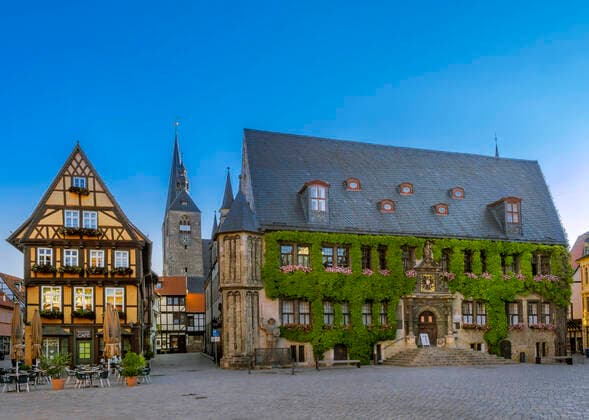 Cafe at the market and town hall in the UNESCO World Heritage Site of the city of Quedlinburg, Saxony Anhalt, Germany, Europe Town Hall in Quedlinburg, Saxony Anhalt, Germany