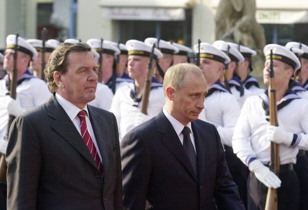 Der russische Praesident Wladimir Putin, rechts, und Bundeskanzler Gerhard Schroeder, links, waehrend des Abschreitens der Militaerformation bei den deutsch-russischen Konsultationen am 09.04.2002 in Weimar. search: Deutschland Germany Thueringen Politik Thueringia Russia Russian Russland Besuch Staatsbesuch visit visits deutsch russisch deutsch-russische Beziehungen Konsultationen Konsultation Beziehung Verbindung Partnerschaft Freundschaft Vladimir Putin Wladimir Menschen people seitlich Portraet Portrait halbe Person QF militaerische Ehren Militaer Armee deutsche Streitkraefte Militaer Soldaten Freundschaften Maennerfreundschaften Beziehungen Moskau Europa kalter Krieg Staatsbesuche Russian President Vladimir Putin, right, and