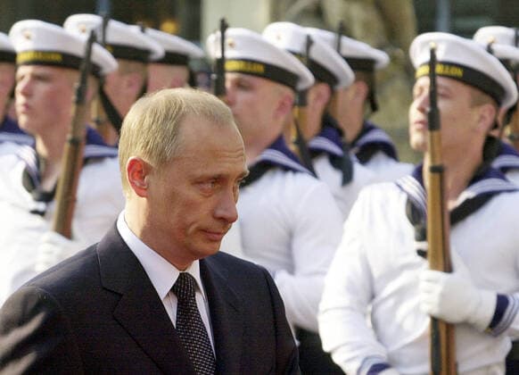 Der russische Praesident Wladimir Putin waehrend des Abschreitens der Militaerformation bei den deutsch-russischen Konsultationen am 09.04.2002 in Weimar. search: Deutschland Germany Thueringen Politik Thueringia Russia Russian Russland Besuch Staatsbesuch visit visits deutsch russisch deutsch-russische Beziehungen Konsultationen Konsultation Beziehung Verbindung Partnerschaft Freundschaft Vladimir Putin Wladimir Menschen people seitlich Portraet Portrait halbe Person QF militaerische Ehren Militaer Armee deutsche Streitkraefte Soldaten Freundschaften Maennerfreundschaften Beziehungen Moskau Europa kalter Krieg Staatsbesuche Russian President Vladimir Putin, right, and Federal Chancellor Gerhard Schroeder, left, while the military for