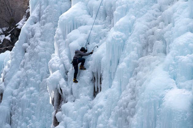 A female ice climber ascending an ice wall using ice axes and crampons at the Ouray Ice Park in Colorado. Ouray Ouray Ice Park Colorado United States Copyright: xJonxG.xFullerx 8117-JGF-sports-Ice Climbing-US-CO