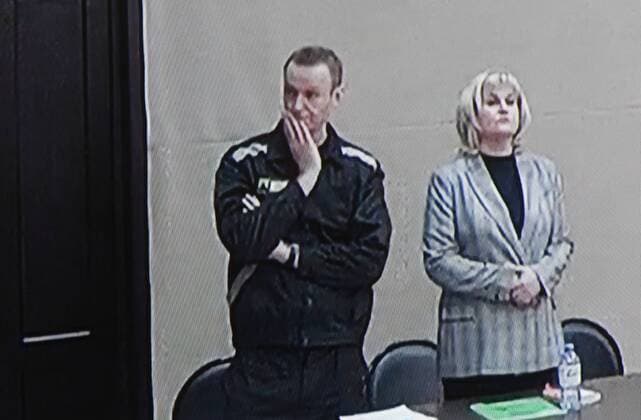 Bilder des Jahres 2022, News 03 M?rz News Themen der Woche KW12 News Bilder des Tages Russland, Alexei Nawalny von Gericht der Veruntreuung schuldig gesprochen Russia Navalny New Case Trial 8146748 22.03.2022 A screen shows the Moscow district sentence hearing against jailed Russian opposition activist Alexey Navalny at Penal Colony No. 2 in Pokrov, Vladimir region, Russia. Moscow district court has issued a guilty sentence on Navalny in a criminal case of fraud and contempt of court. The fraud case was initiated over a year ago. According to the investigation, Navalny stole and spent for personal use over 350 million rubles ($3.1 million) donated to his Anti-Corruption Foundation (FBK, designated extremist organization and foreign agent, banned in Russia). The other charge in the case concerns Navalny insulting Judge Vera Akimova, who sentenced him to a fine of 850,000 rubles ($7,500) for slander  Copyright: xKirillxKallinikovx