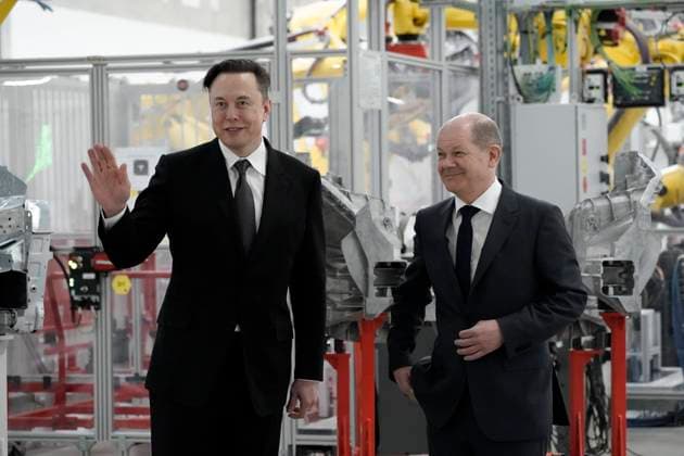 Bilder des Jahres 2022, News 03 März News Themen der Woche KW12 News Bilder des Tages Tesla Delivery Day - Eroeffnung der Tesla-Gigafactory in Gruenheide in der Naehe von Berlin Aktuell, 22.03.2022, Gruenheide, Bundeskanzler der Bundesrepublik Deutschland Olaf Scholz und Elon Musk Tesla-Chef beim kurzen Rundgang durch die Fertigung beim Tesla Delivery Day zur Eroeffnung und offiziellem Produktionsstart der Tesla Fabrik, der neuen Gigafactory des Elektroautobauers in Europas groesste E-Autofabrik Gruenheide in der Naehe von Berlin Gruenheide Brandenburg Deutschland *** Tesla Delivery Day opening of the Tesla Gigafactory in Gruenheide near Berlin Current, 22 03 2022, Gruenheide, Chancellor of the Federal Republic of Germany Olaf Scholz and Elon Musk Tesla boss during the short tour of the production at the Tesla Delivery Da