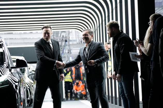 Tesla Delivery Day - Eroeffnung der Tesla-Gigafactory in Gruenheide in der Naehe von Berlin Aktuell, 22.03.2022, Gruenheide, Elon Musk Tesla-Chef bei der Schluesseluebergabe des ersten Teslas der beim Tesla Delivery Day ausgeliefert worden ist, zur Eroeffnung und offiziellem Produktionsstart der Tesla Fabrik, der neuen Gigafactory des Elektroautobauers in Europas groesste E-Autofabrik Gruenheide in der Naehe von Berlin Gruenheide Brandenburg Deutschland *** Tesla Delivery Day opening of Tesla Gigafactory in Gruenheide near Berlin Current, 22 03 2022, Gruenheide, Elon Musk Tesla boss handing over the key of the first Teslas delivered at Tesla Delivery Day, for the opening and official production start of the Tesla factory, the new Gigafac