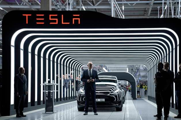 Tesla Delivery Day - Eroeffnung der Tesla-Gigafactory in Gruenheide in der Naehe von Berlin Aktuell, 22.03.2022, Gruenheide, Bundeskanzler der Bundesrepublik Deutschland Olaf Scholz und Elon Musk Tesla-Chef und Ministerpraesident von Brandenburg Dietmar Woidke beim Tesla Delivery Day zur Eroeffnung und offiziellem Produktionsstart der Tesla Fabrik, der neuen Gigafactory des Elektroautobauers in Europas groesste E-Autofabrik Gruenheide in der Naehe von Berlin Gruenheide Brandenburg Deutschland *** Tesla Delivery Day opening of the Tesla Gigafactory in Gruenheide near Berlin Current, 22 03 2022, Gruenheide, Chancellor of the Federal Republic of Germany Olaf Scholz and Elon Musk Tesla boss and Prime Minister of Brandenburg Dietmar Woidke at