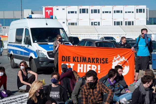 Nach nur zwei Jahren Bauzeit hat Tesla seine erste europäische Gigafactory eröffnet. Zur Zeremonie übergab der Konzern die ersten 30 bereits gebauten Neuwagen den Kunden, denn es arbeiten bereits 3.000 Mitarbeiterinnen am Standpunkt. Demonstranten blockieren die Straße vor der neuen Tesla Gigafactory für Elektroautos. Grünheide, 22.03.2022 *** After only two years of construction, Tesla has opened its first European Gigafactory At the ceremony, the company handed over the first 30 new cars already built to customers, as 3 000 female employees are already working at the position Demonstrators block the road in front of the new Tesla Gigafactory for electric cars Grünheide, 22 03 2022 Foto:xT.xBartillax xFuturexImage