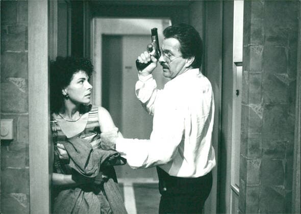 Die Katze Gudrun Landgrebe und Götz George in Die Katze. *** Nur redaktionelle Nutzung im Zusammenhang mit dem Film. Editorial usage only and only related to the movie. Im Falle anderer Verwendungen, kontaktieren Sie uns bitte. For other uses, please contact us. UnitedArchives_IMS_3429369-F *** the Cat Gudrun Landgrebe and Götz George in the Cat *** only Editorial Use at Context with the Film Editorial usage Only and Only RELATED to The Movie at Trap other uses, contact you us Please for Other uses, Please Contact US UnitedArchives IMS 3429369 F Copyright: xUnitedxArchives PublicityxStill EntertainmentxMediaxArchivex