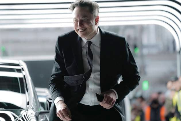 Tesla Delivery Day - Eroeffnung der Tesla-Gigafactory in Gruenheide in der Naehe von Berlin Aktuell, 22.03.2022, Gruenheide, Elon Musk Tesla-Chef im Portrait tanzend beim Tesla Delivery Day zur Eroeffnung und offiziellem Produktionsstart der Tesla Fabrik, der neuen Gigafactory des Elektroautobauers in Europas groesste E-Autofabrik Gruenheide in der Naehe von Berlin Gruenheide Brandenburg Deutschland *** Tesla Delivery Day opening of the Tesla Gigafactory in Gruenheide near Berlin Current, 22 03 2022, Gruenheide, Elon Musk Tesla boss in portrait dancing at the Tesla Delivery Day for the opening and official production start of the Tesla factory, the new Gigafactory of the electric car manufacturer in Europes largest E car factory Gruenhei