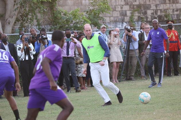 Prinz William und Kate in Jamaika, Besuch in Trench Town - William spielt Fußball Entertainment Bilder des Tages . 23 03 2022. Jamaica . Prince William and Kate Middleton, the Duke and Duchess of Cambridge, visit Trench Town in Jamaica, on the fourth day of their Royal Tour of the Caribbean.  xStephenxLockx xi-Imagesx IIM-23231-0086