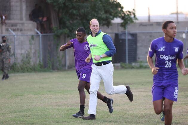 Prinz William und Kate in Jamaika, Besuch in Trench Town - William spielt Fußball . 23 03 2022. Jamaica . Prince William and Kate Middleton, the Duke and Duchess of Cambridge, visit Trench Town in Jamaica, on the fourth day of their Royal Tour of the Caribbean.  xStephenxLockx xi-Imagesx IIM-23231-0087