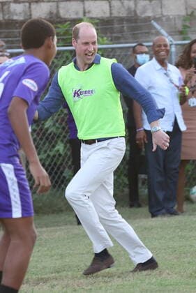 Prinz William und Kate in Jamaika, Besuch in Trench Town - William spielt Fußball . 23 03 2022. Jamaica . Prince William and Kate Middleton, the Duke and Duchess of Cambridge, visit Trench Town in Jamaica, on the fourth day of their Royal Tour of the Caribbean.  xStephenxLockx xi-Imagesx IIM-23231-0095