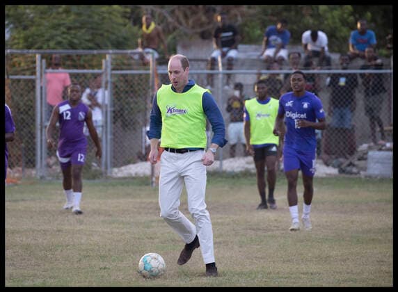 Prinz William und Kate in Jamaika, Besuch in Trench Town - William spielt Fußball . 22 03 2022. Kingston, Jamaica. Prince William, the Duke of Cambridge, playing football during a visit to Trench Town in Kingston, Jamaica on the fourth day of his Royal Tour of the Caribbean.  xStephenxLockx xi-Imagesx IIM-23231-0113