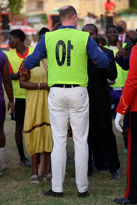 Prinz William und Kate in Jamaika, Besuch in Trench Town - William spielt Fußball . 22 03 2022. Kingston, Jamaica. Prince William and Kate Middleton, the Duke and Duchess of Cambridge, during a visit to Trench Town in Kingston, Jamaica, on the fourth day of their Royal Tour of the Caribbean.  xi-Imagesx IIM-23231-0140