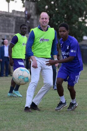Prinz William und Kate in Jamaika, Besuch in Trench Town - William spielt Fußball . 22 03 2022. Kingston, Jamaica. Prince William and Kate Middleton, the Duke and Duchess of Cambridge, during a visit to Trench Town in Kingston, Jamaica, on the fourth day of their Royal Tour of the Caribbean.  xi-Imagesx IIM-23231-0152