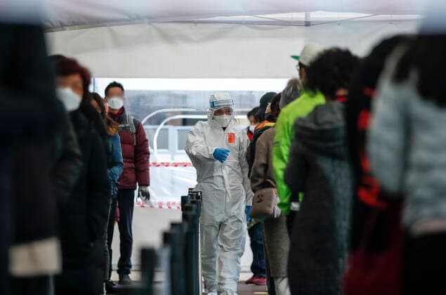 Coronavirus in Südkorea, Eindrücke aus Seoul (220323) -- SEOUL, March 23, 2022 -- People line up for COVID-19 test at a testing site in Seoul, South Korea, March 23, 2022. South Korea reported 490,881 new COVID-19 cases as of midnight Tuesday compared to 24 hours ago, raising the total number of infections to 10,427,247, the health authorities said Wednesday. ( Handout via Xinhua) SOUTH KOREA-SEOUL-COVID-19-CASES NEWSIS