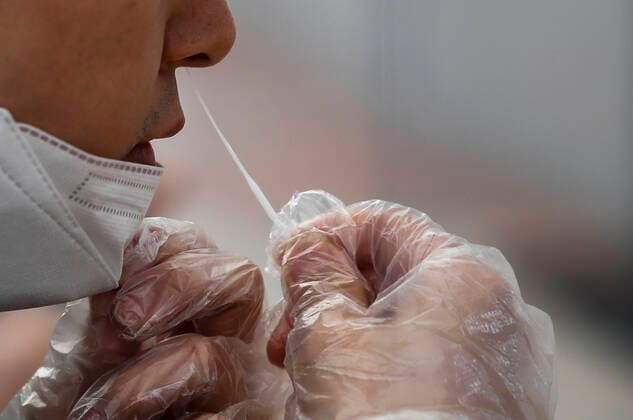 Coronavirus in Südkorea, Eindrücke aus Seoul (220323) -- SEOUL, March 23, 2022 -- A person performs a self-swab test for COVID-19 at a testing site in Seoul, South Korea, March 23, 2022. South Korea reported 490,881 new COVID-19 cases as of midnight Tuesday compared to 24 hours ago, raising the total number of infections to 10,427,247, the health authorities said Wednesday. ( Handout via Xinhua) SOUTH KOREA-SEOUL-COVID-19-CASES NEWSIS