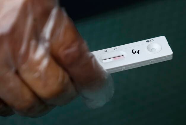 Coronavirus in Südkorea, Eindrücke aus Seoul (220323) -- SEOUL, March 23, 2022 -- A person waits for result after performing a self-swab test for COVID-19 at a testing site in Seoul, South Korea, March 23, 2022. South Korea reported 490,881 new COVID-19 cases as of midnight Tuesday compared to 24 hours ago, raising the total number of infections to 10,427,247, the health authorities said Wednesday. ( Handout via Xinhua) SOUTH KOREA-SEOUL-COVID-19-CASES NEWSIS