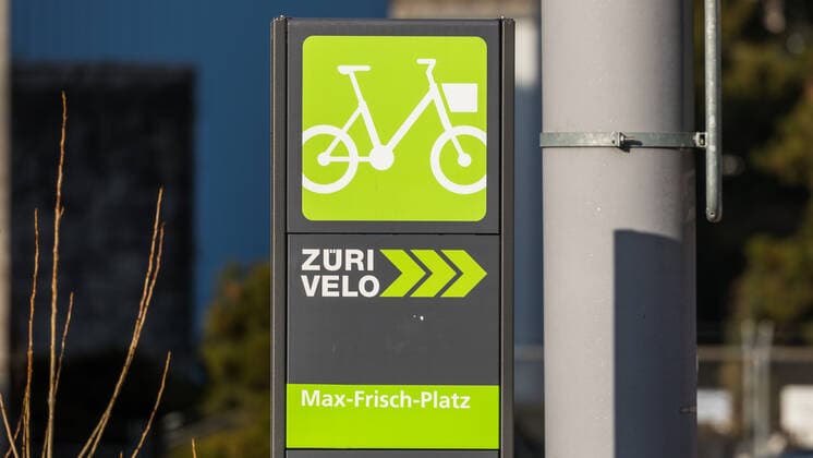 Zürich, Schweiz - 11. Januar 2022: Beim max-Frisch-Platz in Zürich-Oerlikon kann man sich ein Fahrrad mieten.