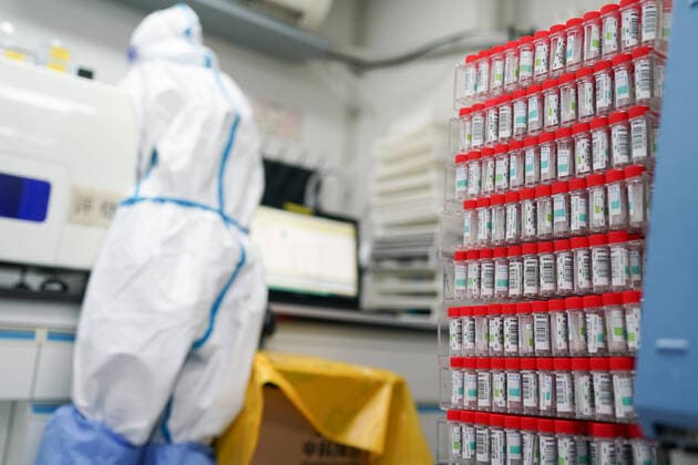(220323) -- SHANGHAI, March 23, 2022 -- A staff member works at a COVID-19 nucleic acid testing laboratory in east China s Shanghai, March 23, 2022. The laboratory of Tongji Hospital, which has 10 testing facilities, is now in full swing. It can daily process more than 10 thousands tubes of samples for nucleic acid tests. ) CHINA-SHANGHAI-COVID-19-NUCLEIC ACID TEST-LABORATORY (CN) DingxTing 