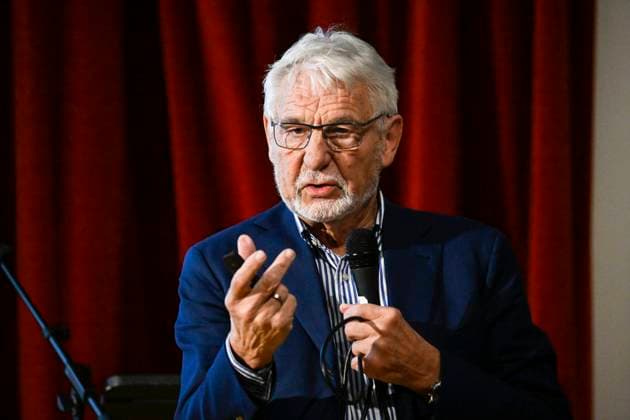 Hinforschung und Klimawandel Bremen, 23. März 2022. Hirnforscher und Biologe Prof. Dr. Gerhard Roth von der Universität Bremen spricht in der Evangelischen Friedensgemeinde über Klimaschutz und Verhaltensänderung bei Menschen. Bremen Viertel Bremen Deutschland *** Hinforschung und Klimawandel Bremen, 23 March 2022 Brain researcher and biologist Prof Dr Gerhard Roth from the University of Bremen speaks at the Evangelische Friedensgemeinde about climate protection and behavioral change in people Bremen Viertel Bremen Germany