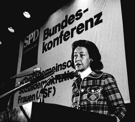 Katharina Focke SPD, ehem. Bundesministerin fuer Jugend, Familie und Gesundheit - hier 20.09.1975 bei einer Veranstaltung in Braunschweig. *** Katharina Focke SPD, former Federal Minister for Youth, Family and Health here 20 09 1975 at an event in Braunschweig