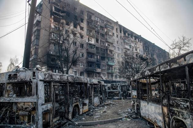 Ukraine-Krieg, Jahrestag der Invasion, Chronologie der Ereignisse, Archivbilder News Themen der Woche KW12 News Bilder des Tages Ukraine-Konflikt, Eindrücke aus der Region Mariupol March 23, 2022, Mariupol, Ukraine: A line of buses placed by Ukrainian Azov Battalion defenders to impede the advance of Russian pro-Russian forces as they fight deeper into the city. The battle between Russian Pro Russian forces and the defencing Ukrainian forces lead by Azov battalion continues in the port city of Mariupol. Mariupol Ukraine - ZUMAs197 20220323_zaa_s197_167 Copyright: xMaximilianxClarkex