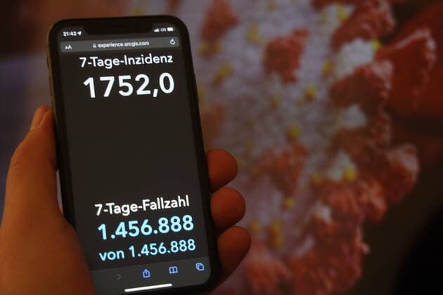 Coronavirus in Germany Covid 19 Robert Koch Institute Dashboard 24 03 2022 Robert Koch Institute 7 days Incidence 1752.0 7 days Number of cases 1 456 888 COVID 19 Cases 19 596 530 Addition of 318 387 compared to previous day COVID 19 Deaths 127 822 Addition of 300 compared to previous day