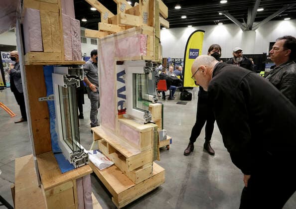 (220323) -- VANCOUVER, March 23, 2022 -- Visitors look at wall insulation designs during the 2022 BUILDEX show in Vancouver, British Columbia, Canada, on March 23, 2022. As one of Canada s largest conferences and trade shows for building industry, the 2022 BUILDEX Vancouver kicked off on Wednesday, showcasing the latest building materials, products and technologies. (Photo by Xinhua) CANADA-VANCOUVER-2022 BUILDEX SHOW LiangxSen 