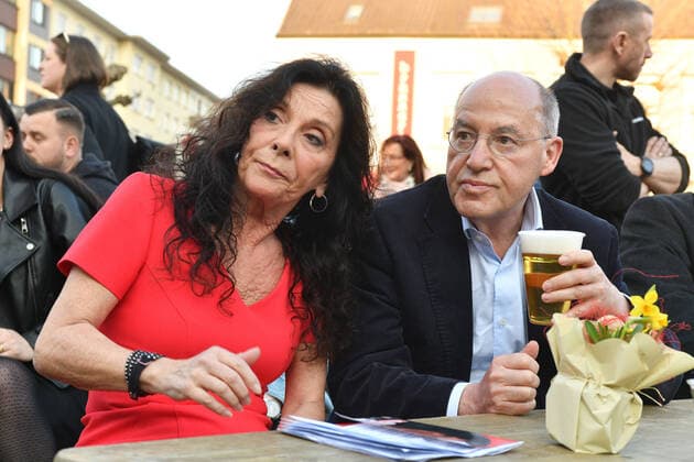 Bilder des Jahres 2022, News 03 März News Themen der Woche KW12 News Bilder des Tages Neunkirchen Die Prognosen sehen für die Linkspartei eine Zitterpartie für den Einzug in den kommenden Landtag. Der Wahlkampfabschluss der Partei am Mittwochabend (23.3.2022) auf den Neunkircher Stummplatz vermittelte einen anderen Eindruck. Die Linke hatte in die Hüttenstadt geladen, lud zum Essen ein und verlangte für Getränke pauschal einen Euro. Da blieb kein Platz leer, nachdem das musikalische Rahmenprogramm beendet und die Bühne frei war für Spitzenkandidatin Barbara Spaniol und ihren Parteifreund aus Berlin, Gregor Gysi. *** Neunkirchen The forecasts see a nail-biter for the Left Party to enter the next state parliament The partys campaign closing on Wednesday evening 23 3 2022 on Neunkircher Stummplatz gave a different impression T bub