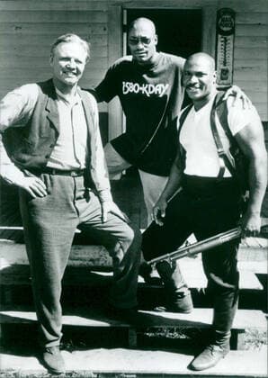Rosewood Burning Jon Voight, Ving Rhames und der Regisseur John Singleton am Set von Rosewood Burning . *** Nur redaktionelle Nutzung im Zusammenhang mit dem Film. Editorial usage only and only related to the movie. Im Falle anderer Verwendungen, kontaktieren Sie uns bitte. For other uses, please contact us. UnitedArchives_IMS_3489121-F *** Rosewood Burning Jon voight, Ving Rhames and the Director John Singleton on Set from Rosewood Burning *** only Editorial Use at Context with the Film Editorial usage Only and Only RELATED to The Movie at Trap other uses, contact you us Please for Other uses, Please Contact US UnitedArchives IMS 3489121 F Copyright: xUnitedxArchives PublicityxStill EntertainmentxMediaxArchivex